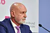 Volker Geyer spricht am Rednerpult bei einer dbb-Pressekonferenz in Berlin.