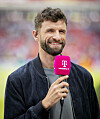 Thomas Müller spricht in Toronto mit MagentaTV-Mikrofon vor dem WM-Spiel Deutschland gegen die Elfenbeinküste.