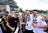 FC St. Pauli-Spieler feiern in Hamburg den Aufstieg in die 1. Bundesliga vor dem Millerntor.