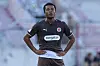 Joel Chima Fujita von FC St. Pauli steht enttäuscht im Millerntor-Stadion beim Testspiel gegen Deportivo La Coruña.