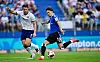 James Tarkowski und Otto Stange im Laufduell beim HSV-Test gegen FC Everton in Hamburg.