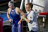 Leonie Maertens am Beckenrand mit Bernd Berkhahn bei den Olympischen Spielen Paris 2024 in Paris.