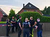 Mehrere Polizisten vor einem Wohnhaus am Billwerder Billdeich während einer großangelegten Fahndung.