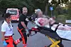 Einsatzkräfte tragen einen verletzten Mann auf einer Trage aus einem Haus in Hamburg-Billwerder.