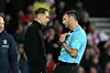 Schiedsrichter Andy Madley spricht mit Southampton-Trainer Tonda Eckert im St Mary’s Stadium.