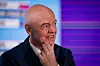 Gianni Infantino im Porträt vor violett-blauem Hintergrund im Home of FIFA in Zürich.