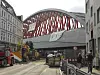 Neue Sternbrücke in Hamburg eingehängt, Baugeräte darunter, Anwohner mit Dankesplakaten am Straßenrand.