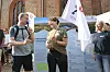Schleswig-Holsteins Ministerpräsident Daniel Günther (CDU, l), Stephanie Fahnemann, Geschäftsführung Naturpark Holsteinische Schweiz, und Mira Radünzel, Bürgermeisterin von Plön, sprechen vor der Niolaikirche in Plön zu Beginn einer Wanderung durch die sechs Naturparks des Landes.