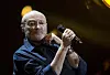 Phil Collins auf der Bühne im Palacio de los Deportes mit Mikrofon.