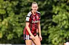 Laura Freigang von Eintracht Frankfurt Frauen steht im Testspiel vor grünem Hintergrund.