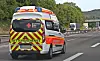 DRK-Rettungswagen mit Blaulicht fährt auf der Autobahn zu einem Einsatz.