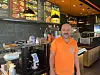 Ibrahim Maher (44) ist Besitzer des „Gönlübol Döner Haus”, ihm gefällt die neue Brücke besser als die alte.