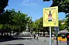 Das gelbe Alkoholverbotsschild auf dem Hansaplatz.