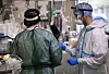 Medizinisches Personal arbeitet auf der Intensivstation des Krankenhauses Sant'Orsola-Malpighi in Bologna.
