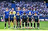 Die HSV-Mannschaft posiert vor voller Tribüne im Volksparkstadion vor dem Testspiel gegen den FC Everton.