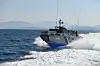 Boot der griechischen Küstenwache mit Bugwelle auf dem Meer vor Chios