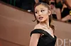 Ariana Grande in schwarzem Abendkleid bei den Golden Globes im Beverly Hilton in Beverly Hills.