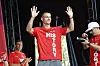 Miro Muheim wird am Turbinenplatz in Zürich beim Empfang der Schweizer Nati mit erhobenen Händen begrüßt.