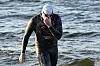 Bartlomiej Kubkowski steigt nach der Ostsee-Durchquerung erschöpft aus dem Wasser.