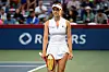Eva Lys steht auf dem Tennisplatz beim National Bank Open in Toronto mit Schläger in der Hand.