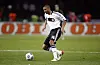 Marvin Compper am Ball im weißen Deutschland-Trikot beim Testspiel in Berlin.