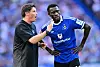 Merlin Polzin spricht mit Bakery Jatta beim HSV-Testspiel gegen FC Everton in Hamburg.