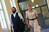 Christina Block und Ingo Bott gehen im Landgericht Hamburg zum Gerichtssaal.