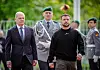 Wolodymyr Selenskyj, Präsident der Ukraine, wird von Bundeskanzler Olaf Scholz vor dem Bundeskanzleramt mit militärischen Ehren begrüßt.
