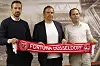 Borgerding, Arabi und Fuchs halten bei der Vorstellung in Düsseldorf einen Fortuna-Düsseldorf-Schal.