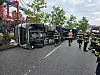 Umgestürzter Lastwagen blockiert die Straße, Einsatzkräfte sichern die Unfallstelle in Hamburg.