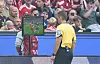Tobias Stieler prüft per VAR eine Handspiel-Szene im Spiel Bayern gegen den HSV in München.