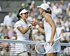 Iga Swiatek und Alexandra Eala reichen sich nach dem Wimbledon-Drittrundenspiel am Netz die Hand.