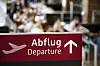 Abflug-Schild im Flughafen Berlin Brandenburg weist in der Haupthalle nach oben zum Abflugbereich.