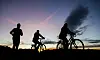 Zwei Radfahrer und ein Jogger.