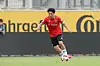Daisuke Yokota von Hannover 96 dribbelt im Testspiel gegen den 1. FC Phönix Lübeck über den Rasen.