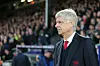 Arsène Wenger geht an der Seitenlinie im Selhurst Park zur Trainerbank.