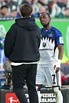 Merlin Polzin steht vor Jean-Luc Dompé an der Seitenlinie in der Volkswagen Arena.