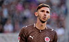 Branimir Hrgota im braunen FC-St.-Pauli-Trikot vor unscharfem Stadionhintergrund.