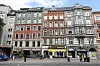 Einsatzkräfte stehen am 23. Juli vor einer Häuserzeile in der Holstenstraße im Stadtteil Altona. Das Haus in der Mitte ist akut einsturzgefährdet.