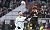 Branimir Hrgota und Philipp Treu im Zweikampf im Spiel FC St. Pauli gegen Greuther Fürth in Hamburg.