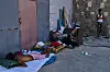 Migranten übernachten auf Matratzen und Decken vor Lagerhäusern in Ceuta nahe der Grenze zu Marokko.