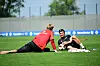 Sander Tangvik und Trainer Merlin Polzin auf dem Rasen im adidas Home Ground in Herzogenaurach.