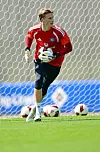 Sander Tangvik im roten HSV-Trikot trainiert im adidas Home Ground in Herzogenaurach mit Ball und Handschuhen.