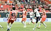 Bastian Assomo trifft im Testspiel gegen SK Jeju zum 1:2, Bayern-Spieler und Gegner im Strafraum