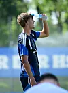 Louis Lemke vom HSV schüttet sich im adidas Home Ground in Herzogenaurach Wasser über den Kopf.