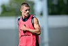 Miro Muheim im roten HSV-Trainingsshirt auf dem Platz im adidas Home Ground in Herzogenaurach.