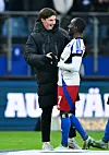 Merlin Polzin gratuliert Jean-Luc Dompe beim HSV-Jubel nach dem 5:0 gegen Fürth.