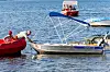 Rettungskräfte testen mit Booten die Strömung auf dem Lago di Vico bei einer Suchaktion.