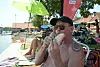 Martin Gruber hält Eis und Salzstangen im Strandbad am Ammersee und verteilt Gratis-Snacks an Schüler.
