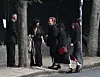 Bono kommt mit Trauergästen zur Beerdigung von Glen Hansard in die St. Patrick's Cathedral in Dublin.